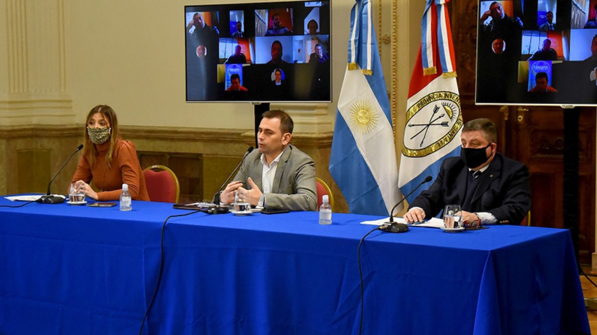 Conferencia en la que participaron el director General de Comercio Interior y Servicios, Osvaldo Benítez; el coordinador legal de la Secretaría de Comercio y Servicios, Marcelo Gelcich; y representantes de las cámaras empresariales de Santa Fe, Rafaela y Rosario.