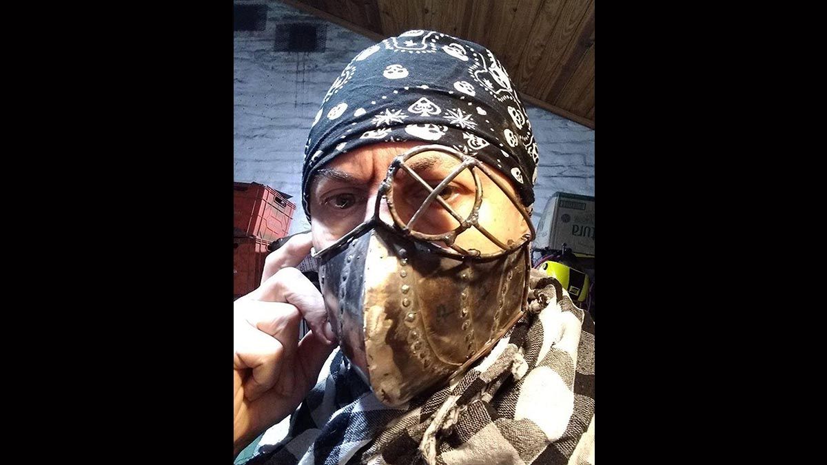 La operación artística que tiene lugar sobre la media máscara obligatoria que se conoce como barbijo o tapabocas y su transformación de objeto cotidiano a "arte" social como complemento de la indumentaria.