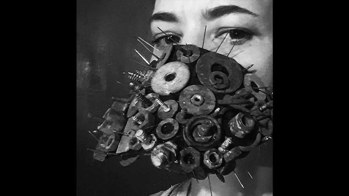 La asociación de Diseñadores de Interiores Argentinos Asociados (DARA), invitó a arquitectos y diseñadores "a intervenir de forma libre un tapabocas, para dejar registro expresivo del momento histórico que estamos viviendo".