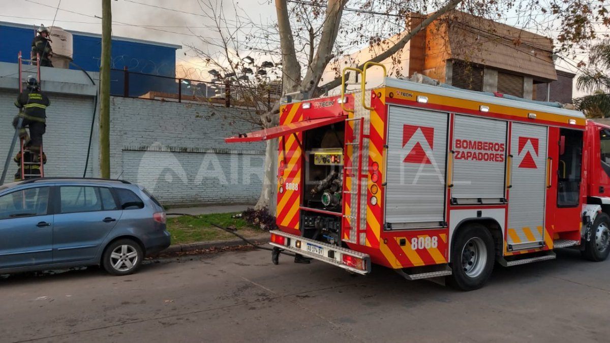 Bomberos Zapadores llegaron a la comisaría para sofocar el fuego producto de la quema de colchones.