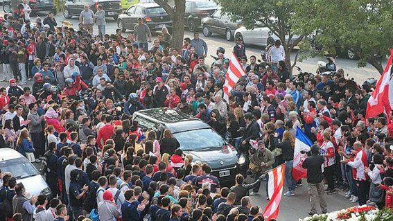 Cientos de personas se hicieron presentes para darle el último adiós a Diego Barisone, al llegar sus restos a Santa Fe.