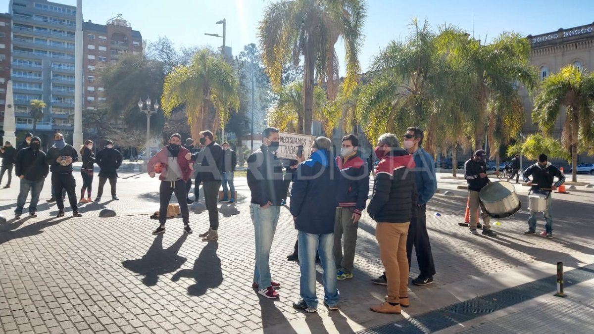 Trabajadores del fútbol 5 se manifestaron en casa de gobierno pidiendo la reapertura de la actividad.
