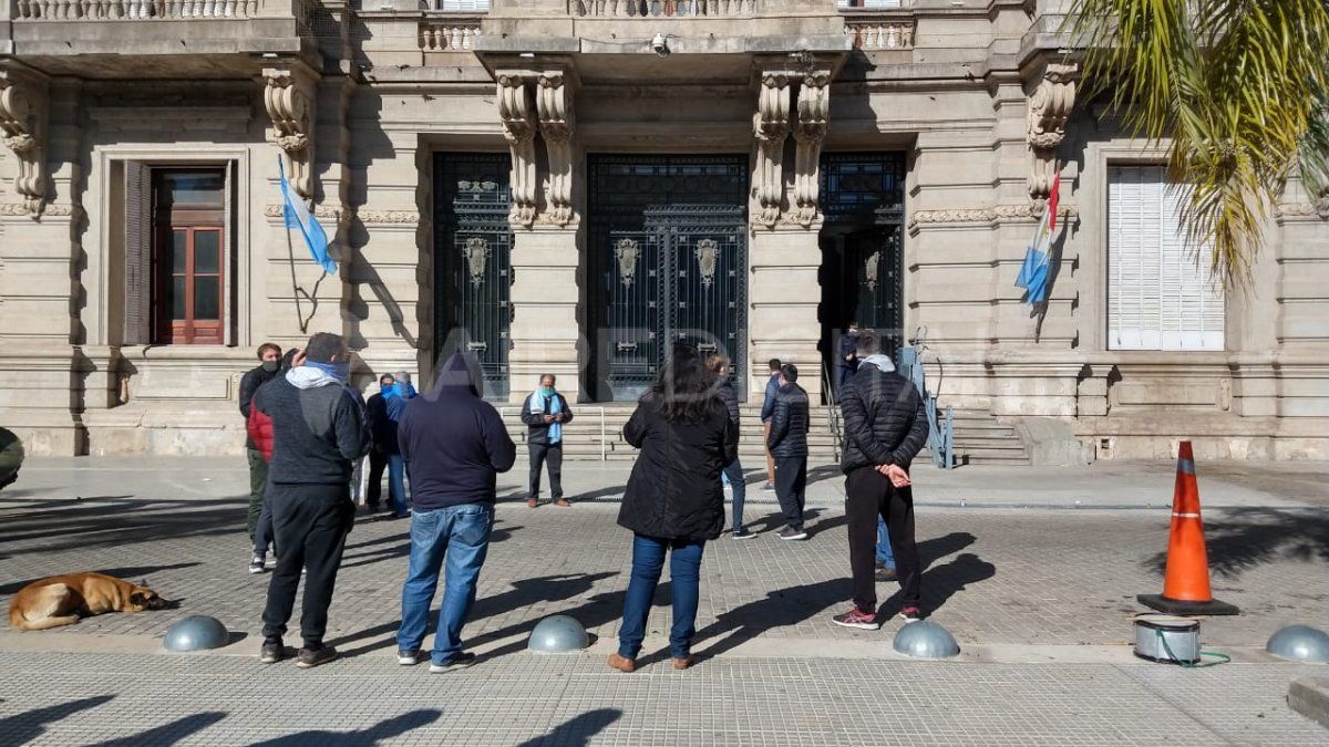 Trabajadores del fútbol 5 se manifestaron en casa de gobierno pidiendo la reapertura de la actividad.