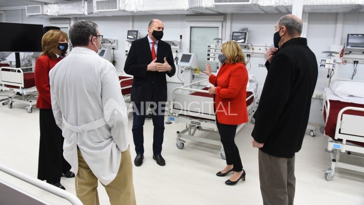 Omar Perotti junto a las ministras Sonia Martorano y Silvina Frana.