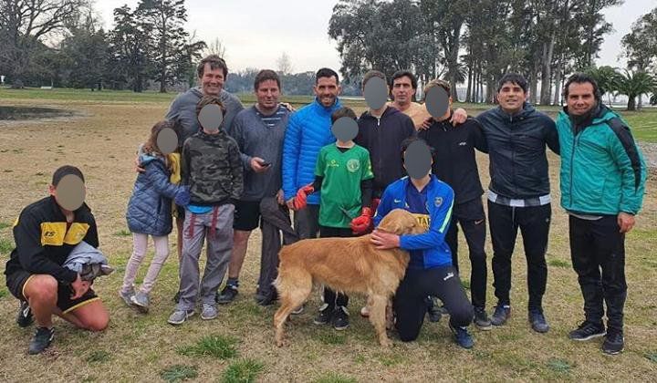 Carlos Tévez posa con quienes habría jugado al fútbol sin respetar las medidas de prevención.
