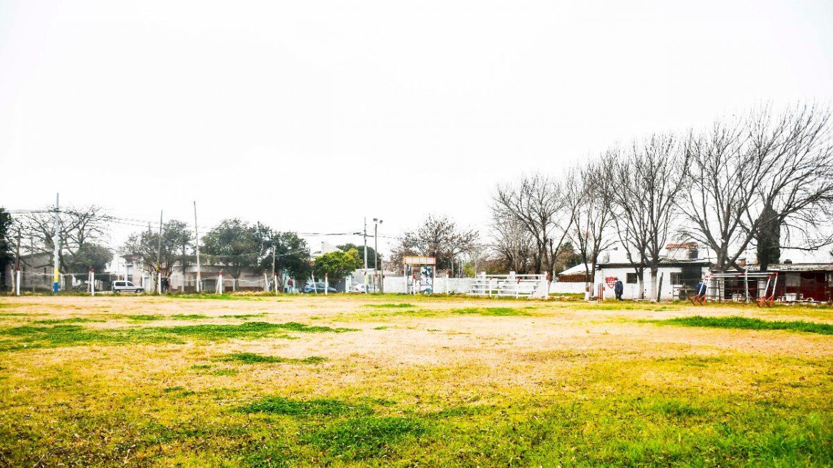 El 17 de Agosto cuenta con dos canchas de fútbol 7. Los chicos concurren hasta cierta edad: “Luego los pibes se deben ir a otros clubes porque lamentablemente no podemos tenerlos. No contamos con cancha de once y por eso deben buscarse otros lugares”, lamenta el presidente de la institución.