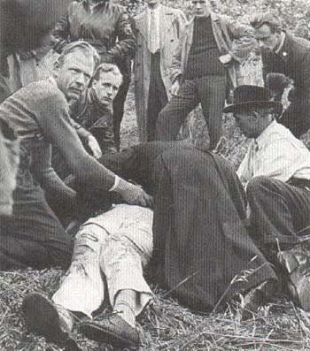 El primero que llegó al lugar del accidente para auxiliarlo, fue un sacerdote de una localidad cercana, que estaba sacando fotos de los autos, pero constató que Pinocho había muerto. Tenía 30 años, siete meses y 12 días y, en los boxes, su padre, Domingo, quien controlaba los tiempos de su hijo, aún esperaba que completara la vuelta…