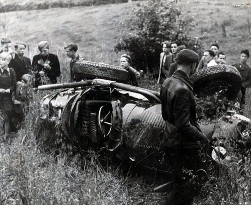 Al transitar por una curva de 3ª velocidad con una marcha más de la debida (la Maserati quedaría con la 4ª colocada aunque, otras versiones, indicaron que explotó uno de sus neumáticos delanteros), Marimón siguió de largo, se desbarrancó y, por el durísimo impacto casi 100 metros más abajo, perdió la vida, con el tórax hundido por el volante y fracturas en sus cervicales.