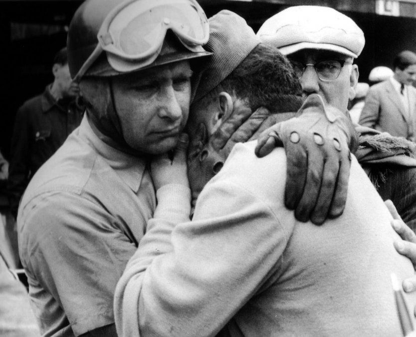 En su libro La velocidad fue mi vida, el alemán Alfred Neubauer, director del equipo Mercedes, recordó: “Fangio llegó al box, saltó del habitáculo y corrió hacia nosotros dominado por el ansia. Su cara estaba completamente pálida. Enseguida llegó (José Froilán) González, fue a su encuentro y los dos hombres, héroes de tantos duelos sobre la pista, se pusieron a llorar como niños”.
