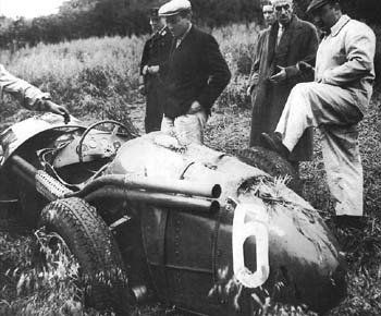 José Froilán González (a la derecha, de blanco), recordaría años después: “Yo largué (el GP de Alemania de 1954) y abandoné en la 1ª vuelta. No tenía ganas de correr. No me podía sacar de la cabeza que, la persona sentada a mi lado el día anterior en la mesa, estaba en la morgue. Fue durísimo”.