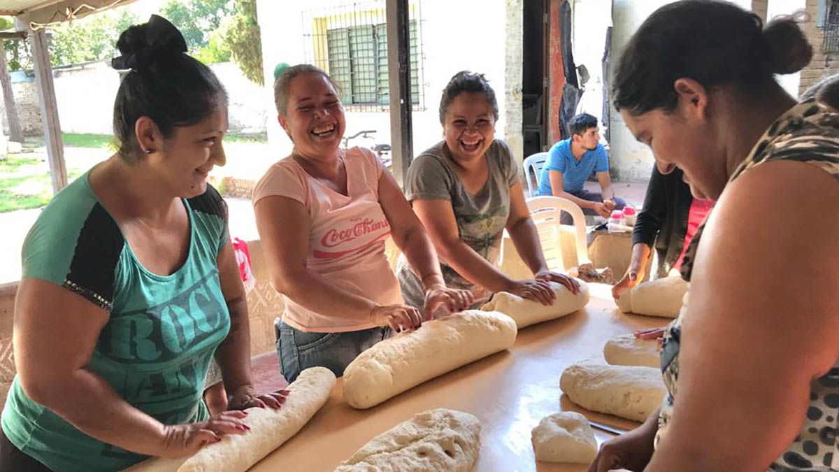 Uno de los programas alienta la elaboración de alimentos propios y en forma comunitaria.