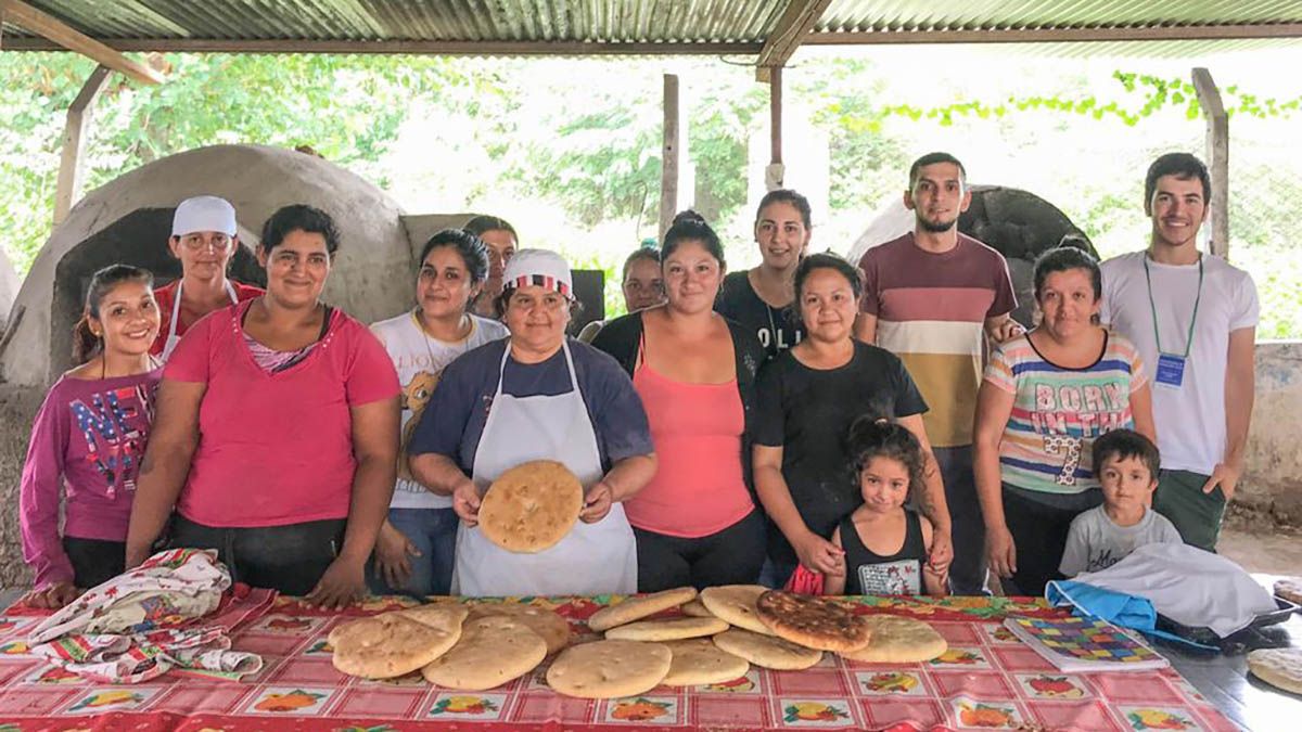La elaboración de alimentos en conjunto fortalece los lazos comunitarios.