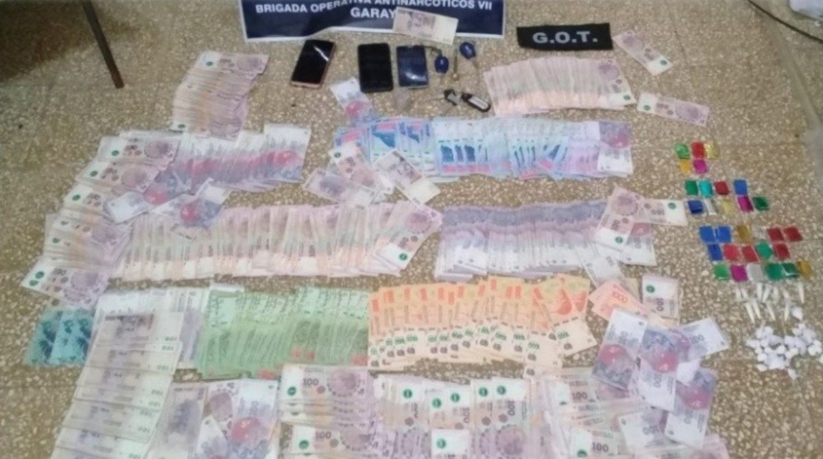 Del allanamiento los investigadores secuestraron drogas, dinero y teléfonos.