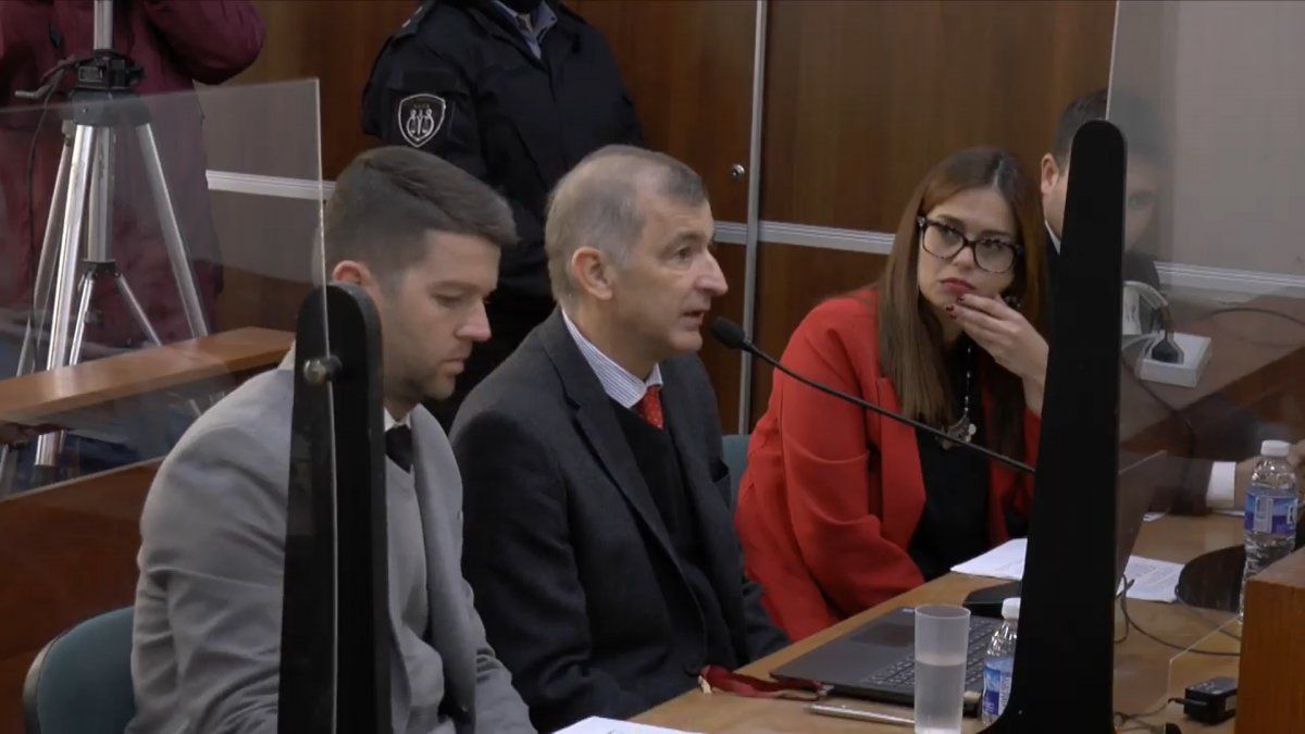 El fiscal Gustavo Latorre expone su alegato final. A su lado, la abogada querellante, Carolina Walker.