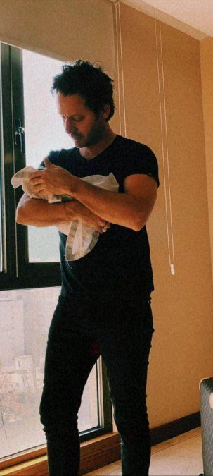 Benjamín Vicuña posó con Amancio, su sexto hijo.