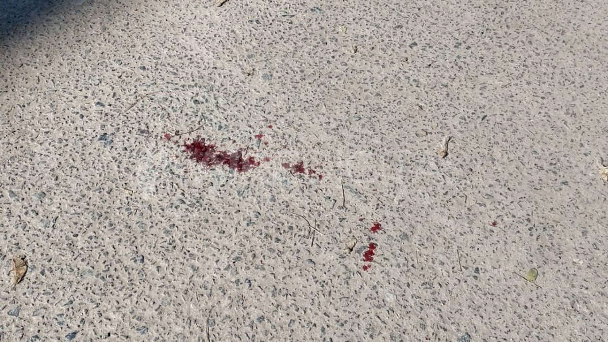 Las evidencias del ataque en la vía pública