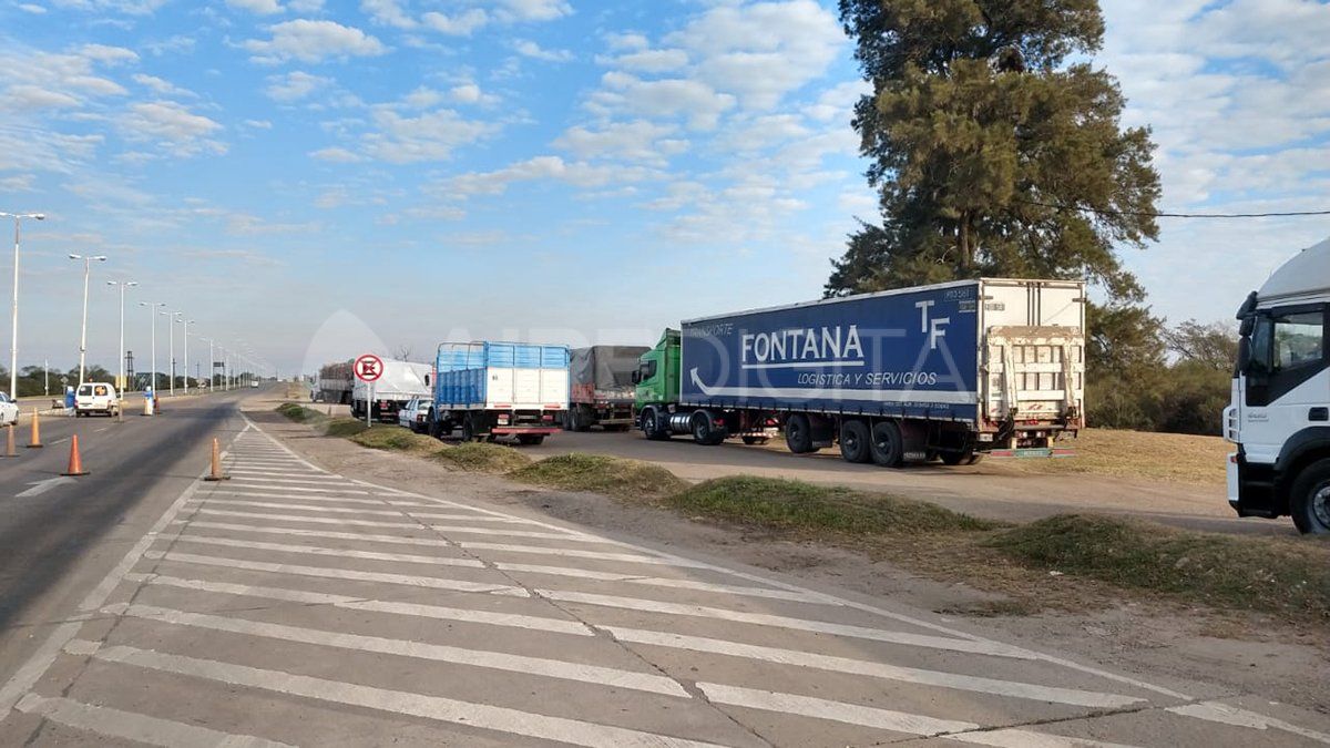 Hay largas filas en el ingreso a Santa Fe desde Paraná.