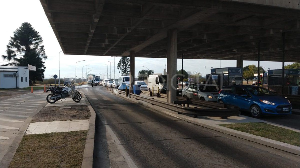 Largas filas en el acceso a Santa Fe desde Paraná por la llegada del fin de semana. Hay estrictos controles sanitarios.