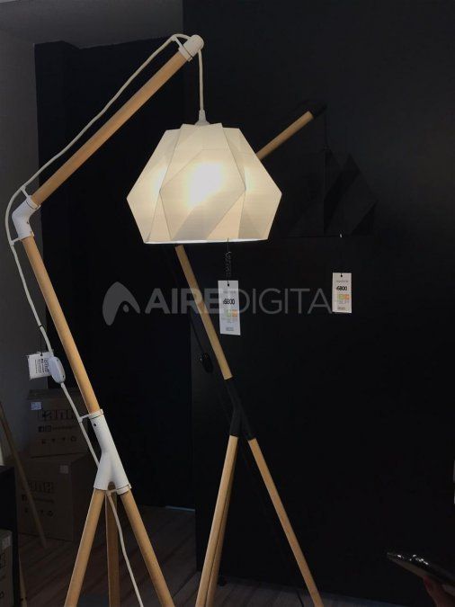 A la madera que utilizan la adquieren cruda, la lijan y la tratan con aceite de lino y cera de abeja natural y el material que deposita la máquina es un bioplástico de origen vegetal.