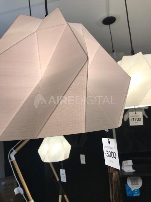 Cada lámpara lleva aproximadamente ocho horas de fabricación.