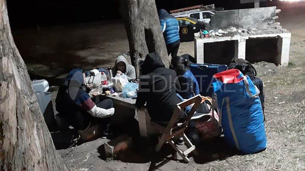 Las personas deben acampar en la frontera con Santiago, por la imposibilidad de poder pasar a la provincia vecina.