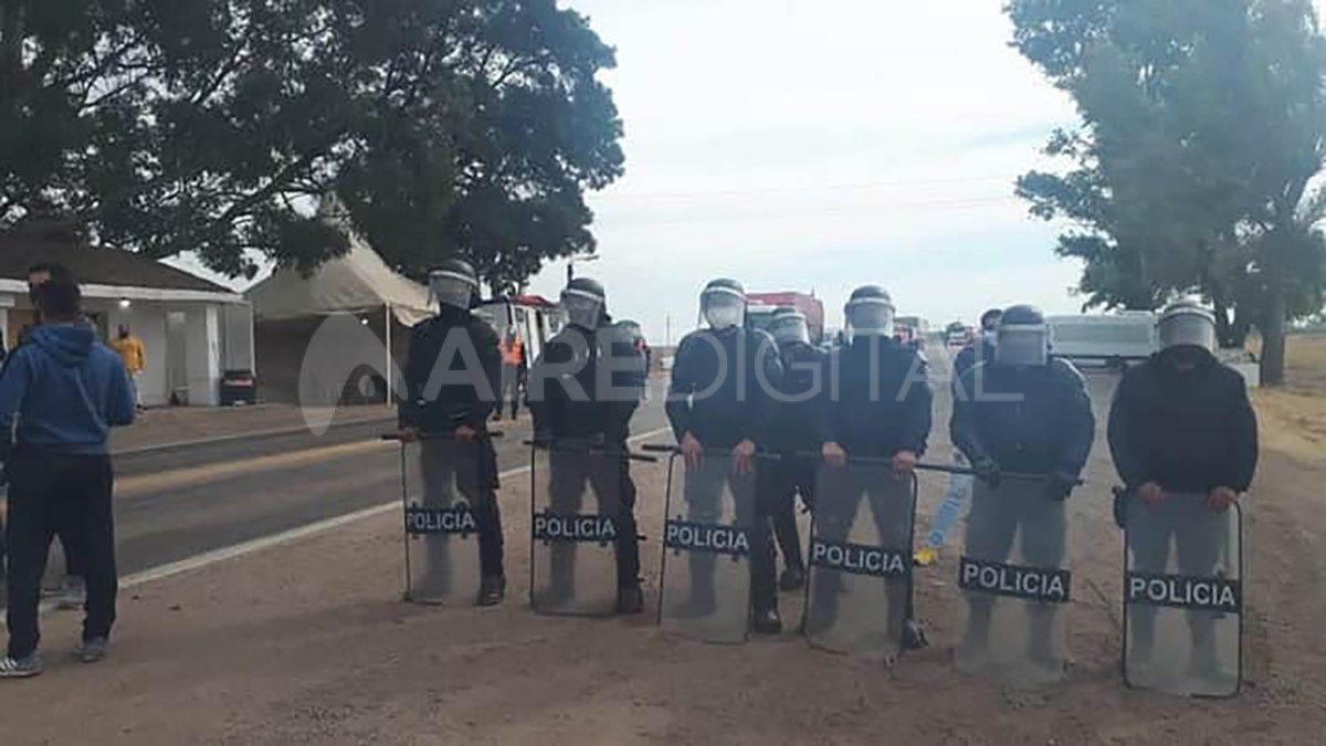 Policías en la frontera con Santiago.