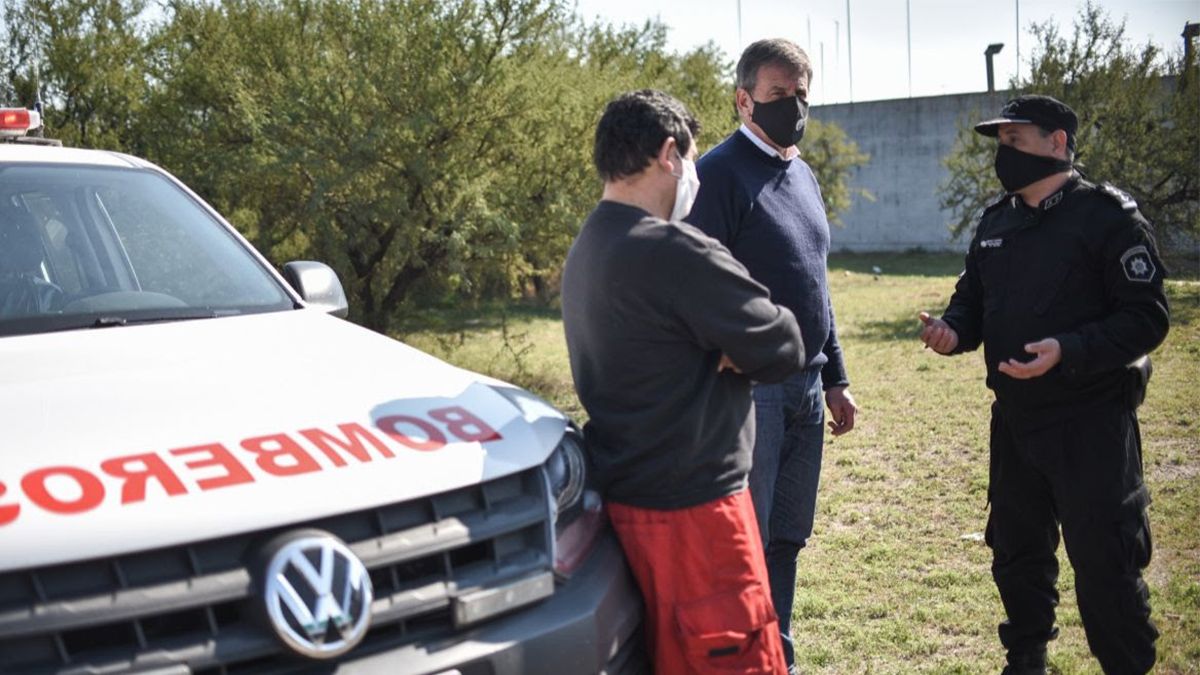 El mandatario local recorrió la zona de quema de pastizales a la vera de la ruta nacional 168, en la ciudad de Santa Fe.