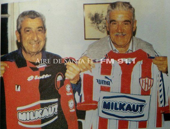 Salomón Elías, el hombre que convirtió el primer gol en un clásico por Torneos de AFA, posa con la camiseta de Colón. Falleció en 2017. Foto: Libro