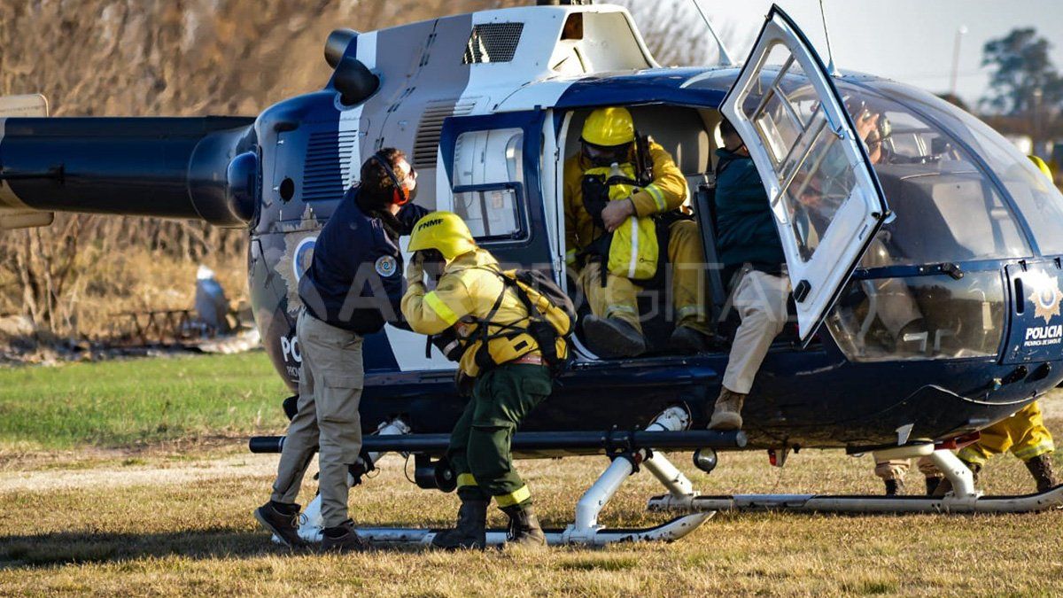 Tres helicópteros, tres aviones hidrantes y un avión vigía participan del operativo.
