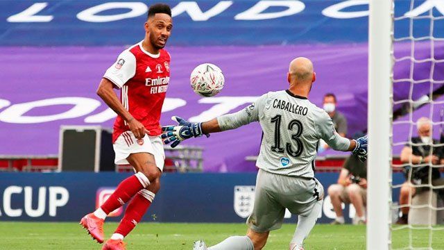 Aubameyang define ante Wilfredo Caballero.