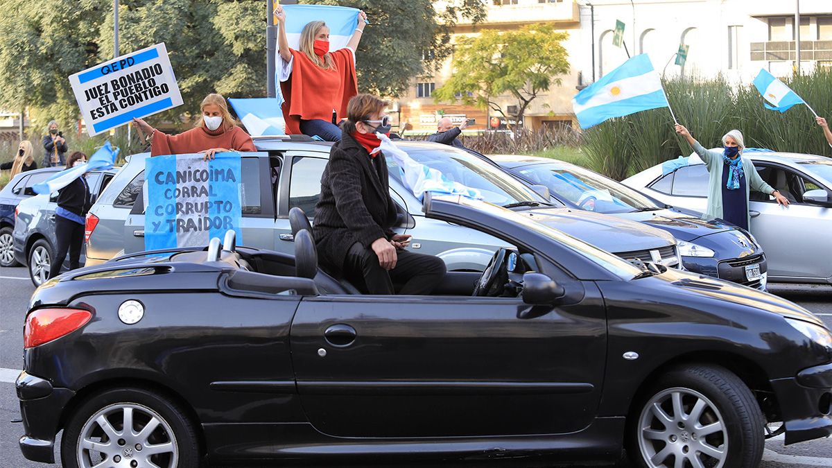 Los manifestantes se acercaron en vehículos particulares al obelisco.