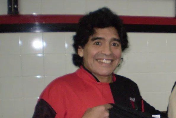 Maradona, posando en el vestuario con la camiseta de Colón.