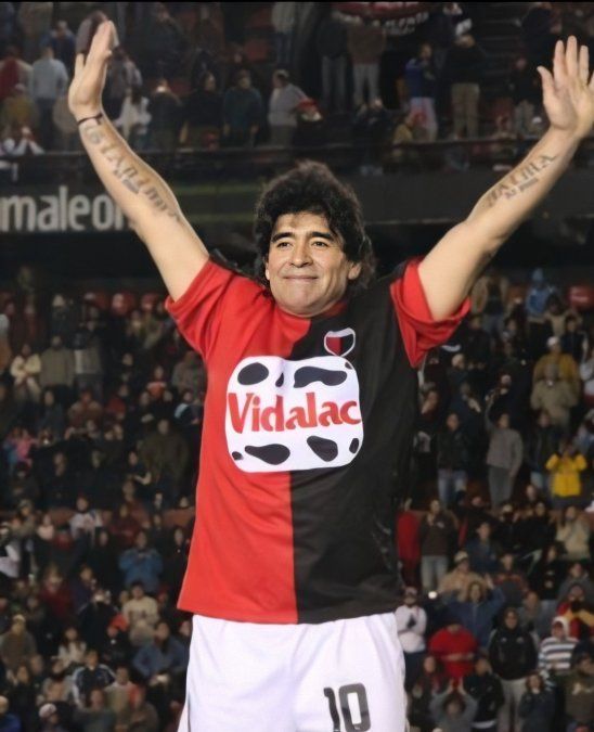 Diego Maradona saluda al público que asistió al Estadio Brigadier López.