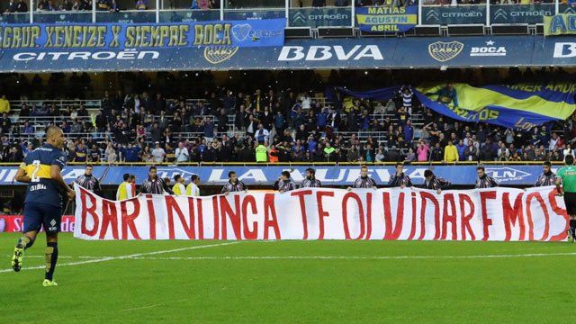 Bajo un respetuoso aplauso, los jugadores de Unión desplegaron una bandera con la siguiente leyenda:
