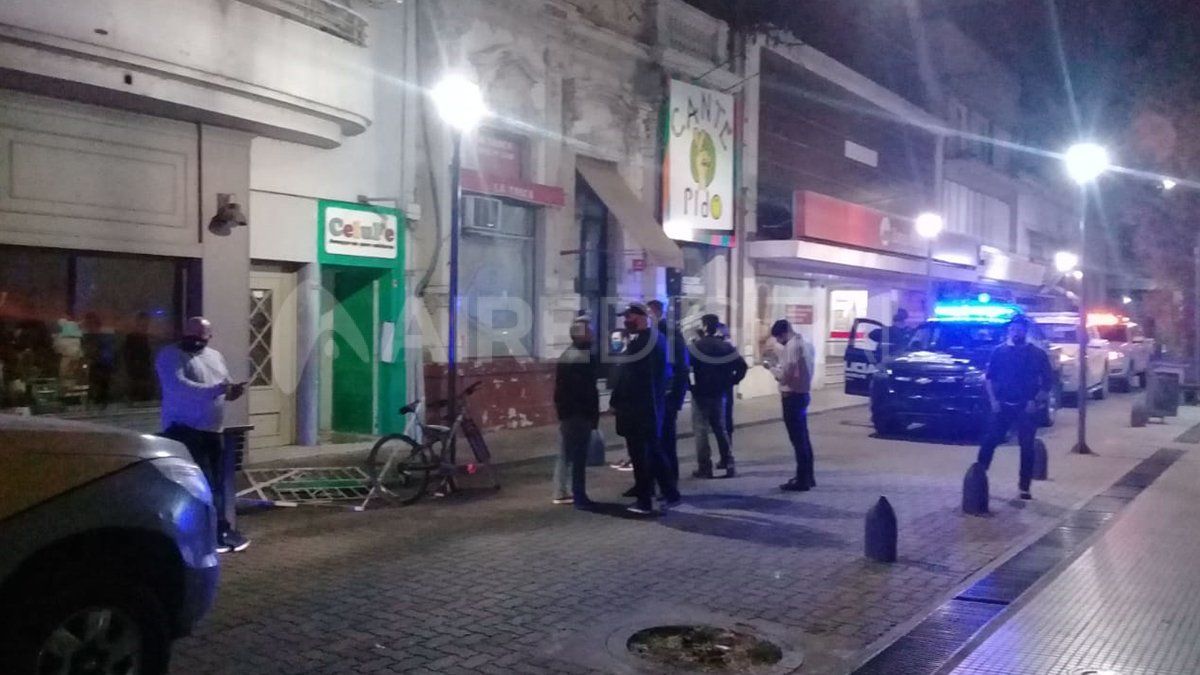 En Santa Fe, durante la madrugada, desactivaron una masiva fiesta clandestina.