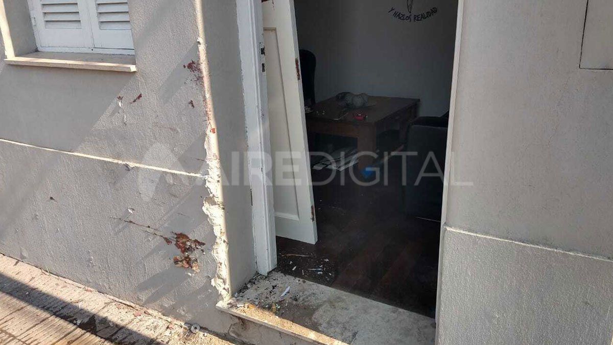 El frente de la casa que recibió el impacto del vehículo.