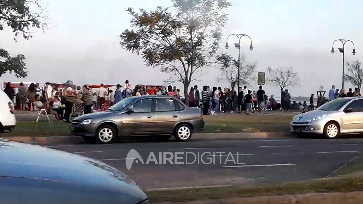 La costanera de Santa Fe, llena de gente, sin distanciamiento ni tapabocas.