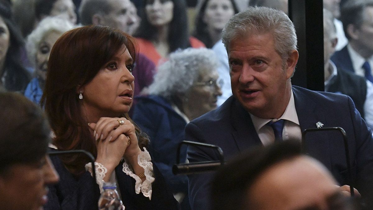 Crisitna Kirchner y su abogado, Carlos Beraldi.