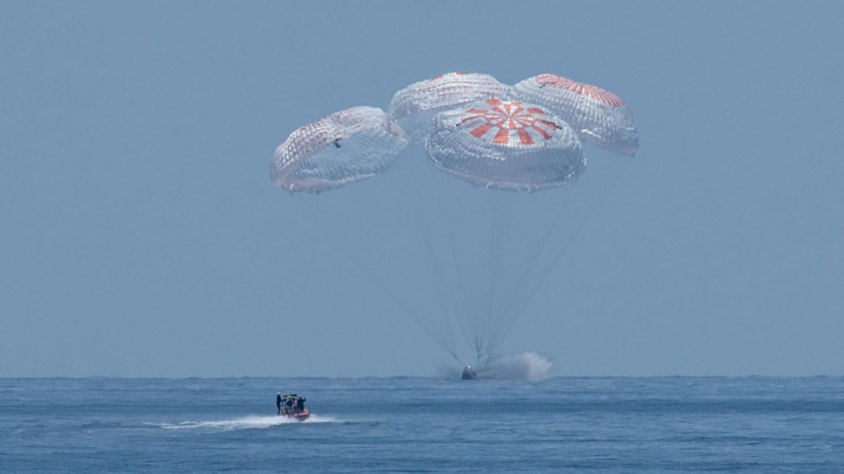 Cuatro paracaídas desplegados cuando los astronautas llegaban al Golfo de México.