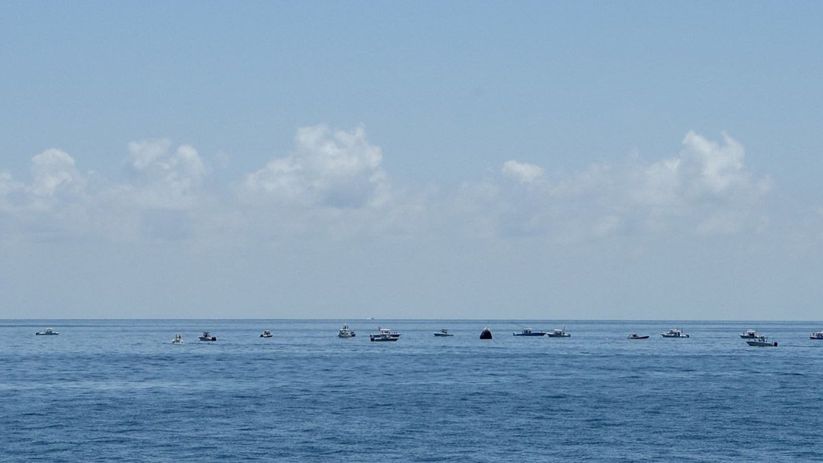 Decenas de barcos en el mar estuvieron pendientes del rescate de los astronautas.