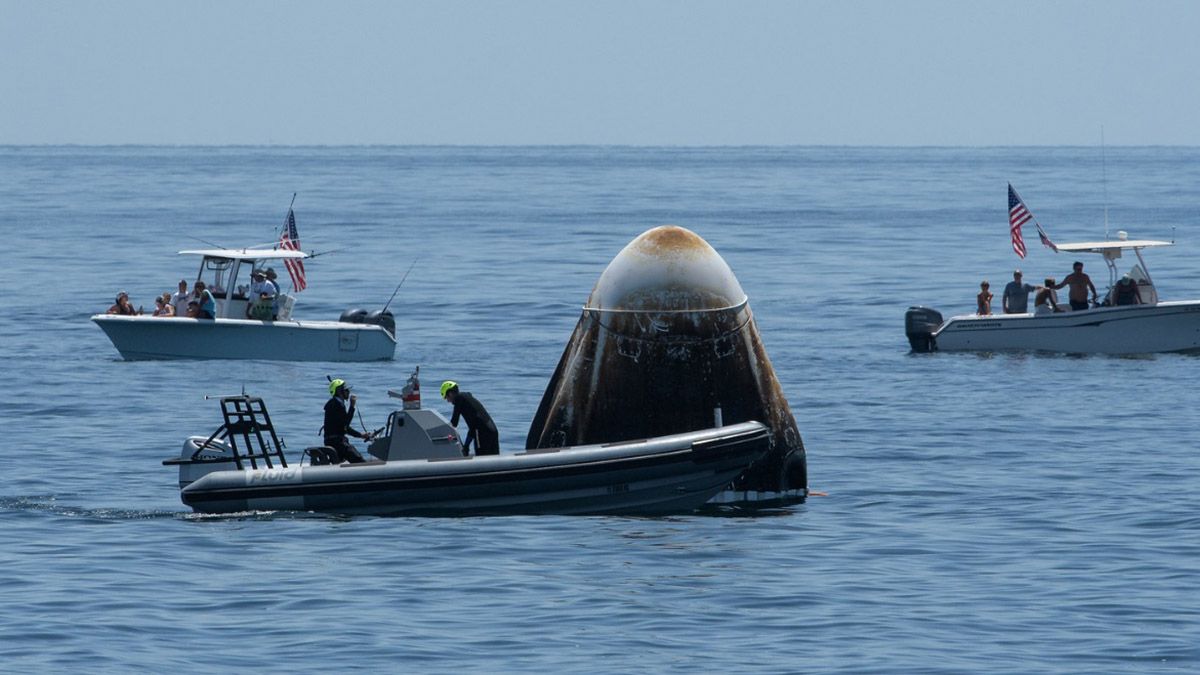 La nave Crew Dragon Endeavour es rescatada del mar.