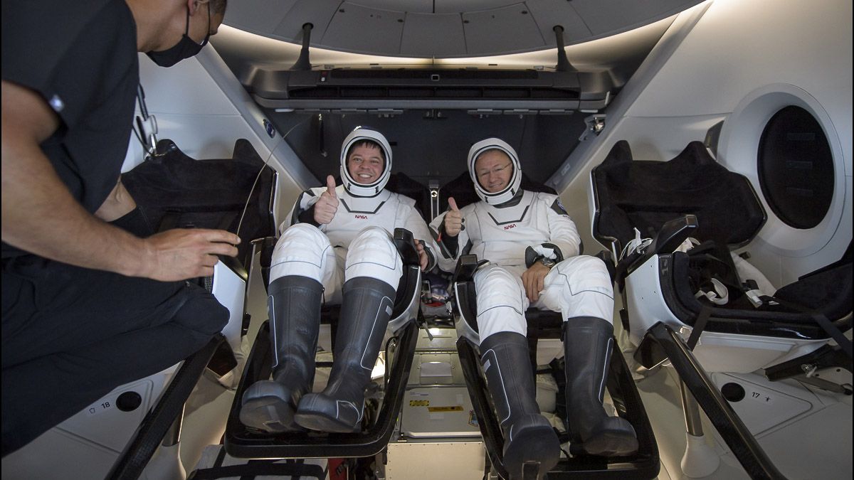 ¡Bienvenidos a casa! Los astronautas Behnken y Hurley regresaron a la Tierra este domingo y pusieron fin al vuelo de prueba de SpaceX con humanos hacia la EEI.