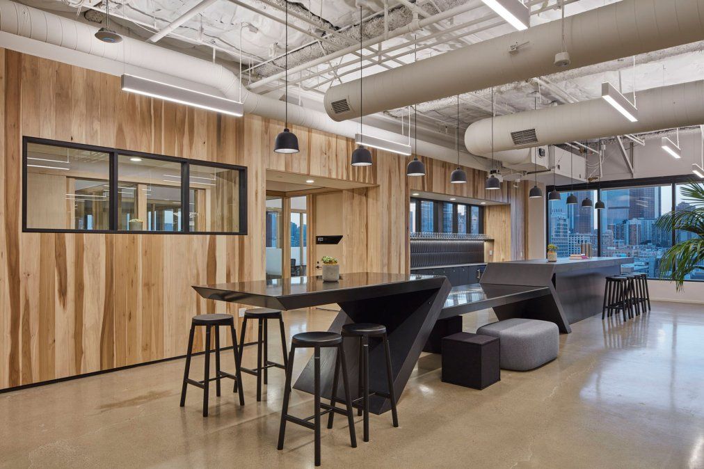 Uno de los espacios de trabajo de WeWork donde se encuentran las mesas colaborativas.