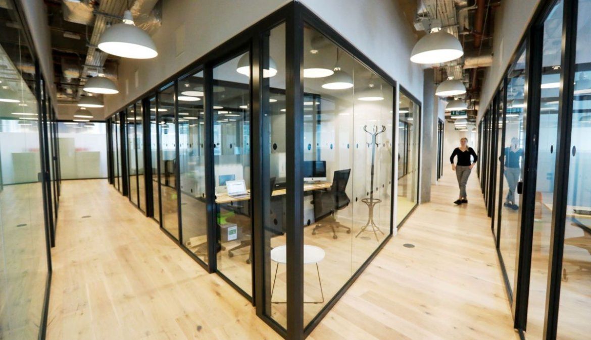 Espacios sustentables en las oficinas de WeWork.