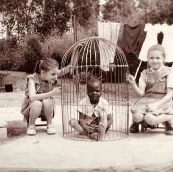 A principios del 1900, el Congo, los nativos del Congo sufrían las atrocidades del rey Leopoldo de Bélgica. Esta aberrante imagen de la sociedad de esa época es clara muestra de cómo eran tratados los nativos 