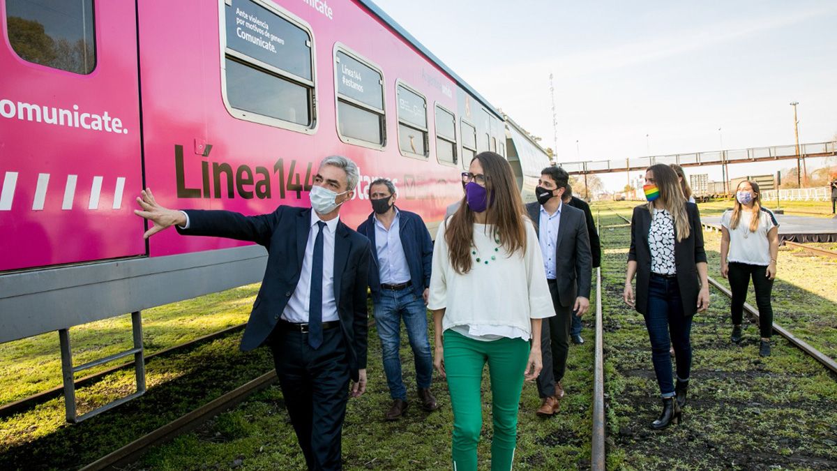El ministro de Transporte de la Nación, Mario Meoni y la ministra de las Mujeres, Géneros y Diversidad de la Nación (MMGyD), Elizabeth Gómez Alcorta.