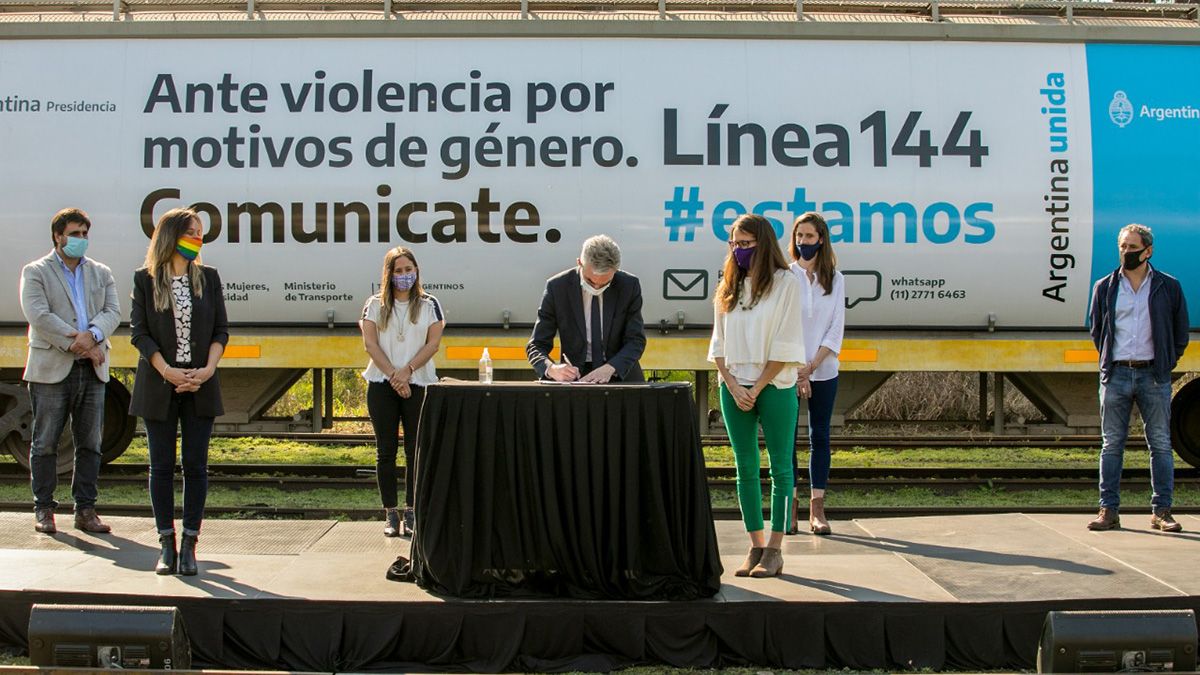 El Gobierno nacional presentó la Campaña de Difusión de la Línea 144 que se realizará a través de más de 150 formaciones de trenes en todo el país.