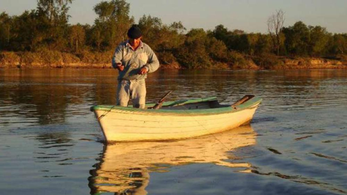 La pesca artesanal se ve afectada por la bajante y la actividad de los frigoríficos exportadores.