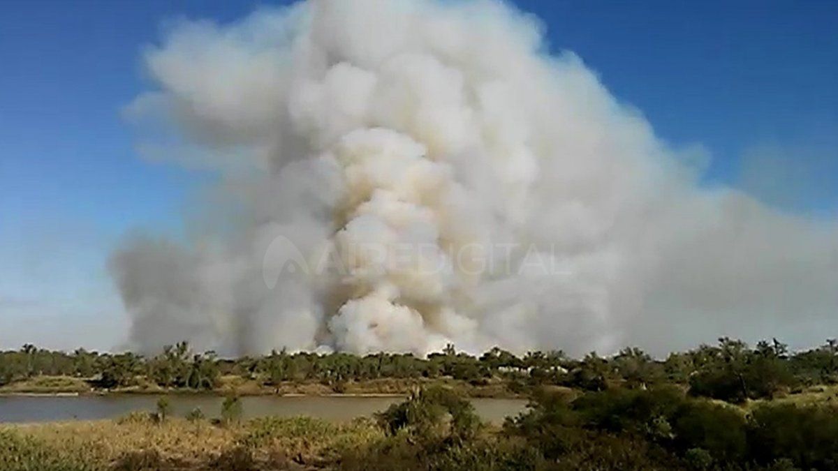 Las islas cercanas a Alto Verde y el valle de inundación del Salado, enfrente de la costanera de Santo Tomé, también ardieron.