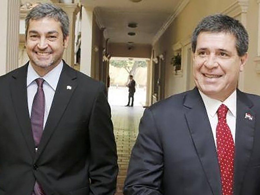 Mario Abdo Benítez junto con Horacio Cartes